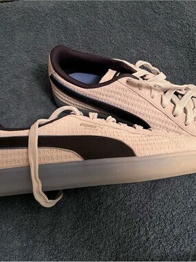 Puma Play Staion kids 7y women’s 8.5 Beige Suede Sneakers with Black Formstripe